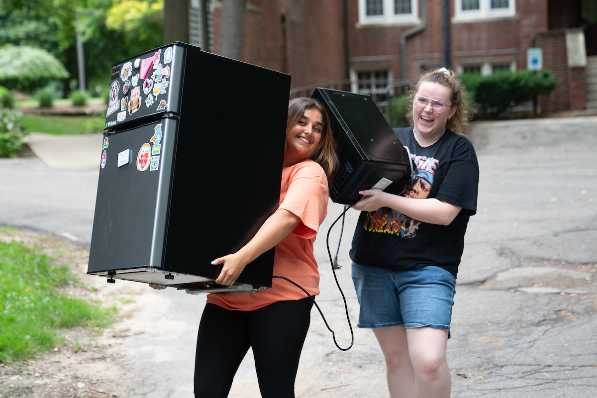 STEM Scholars carrying items into their dorms